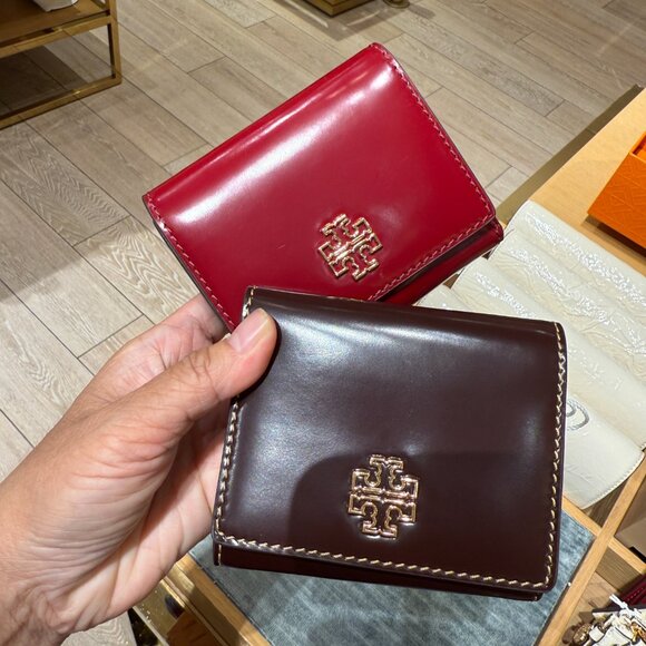 Tory Burch Britten Compact Wallet 163002 Bartlett Red, $200 ‼️Choose 1 color‼️ - Picture 1 of 12
